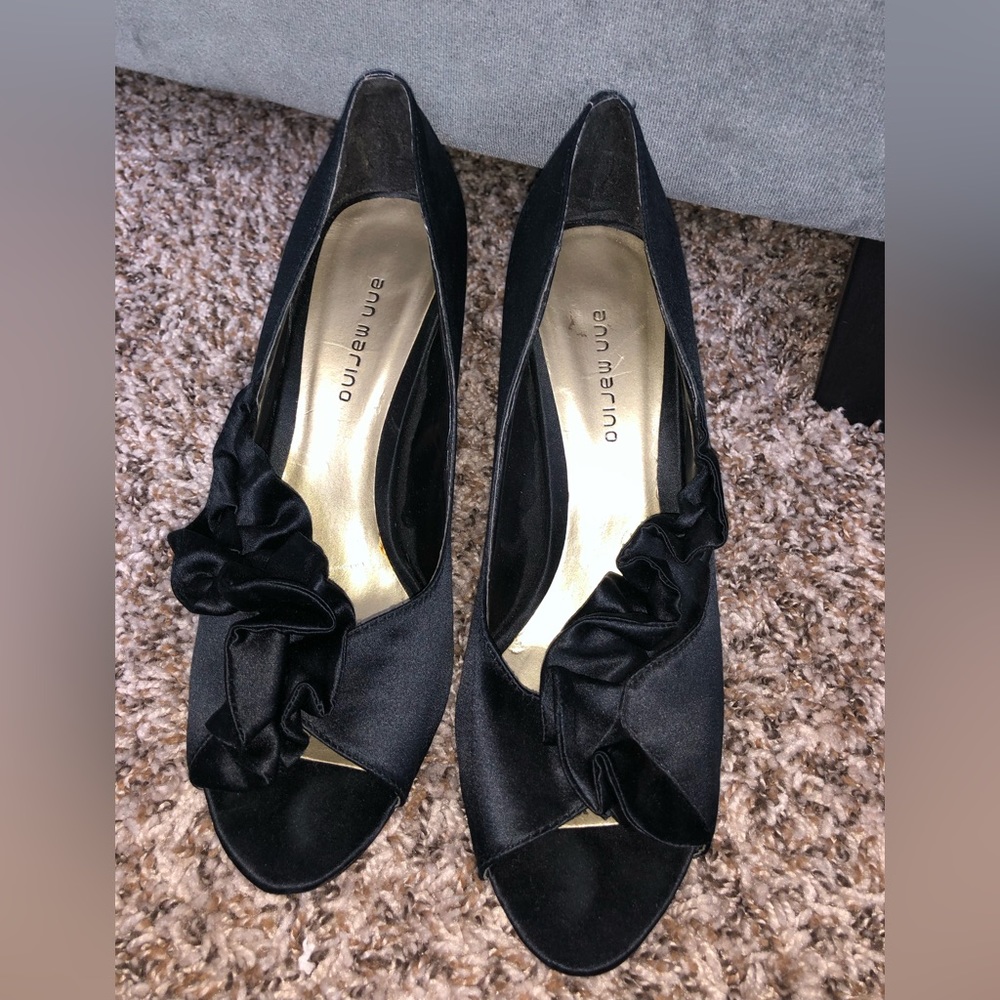 Black ruffled heel